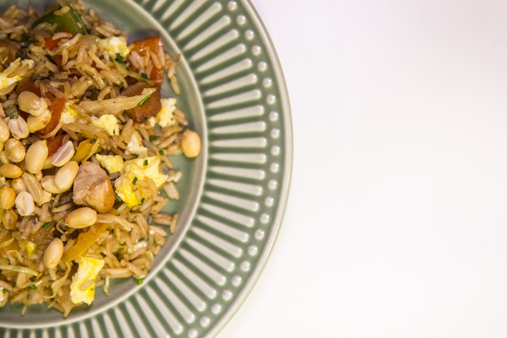 Ir para  <p>- 3 x&iacute;caras de arroz cozido;<br />
-&nbsp;500g de frango cortado em cubos;<br />
-&nbsp;1 cebola picada;<br />
- 1 alho picado;<br />
-&nbsp;1 x&iacute;cara de cenoura cortada em...